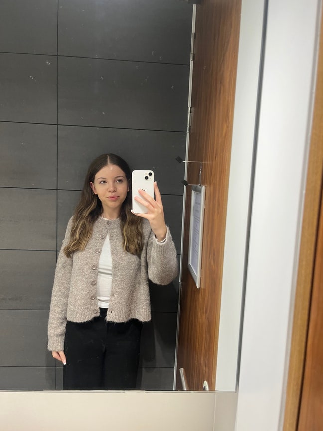 Professional Female Seeks Flat share / Buddy up Main Photo