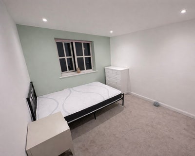 Lovely Double Room in Large House - Bills Included Main Photo