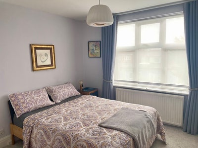 Bright & airy room + office next to Woodford St.  Main Photo