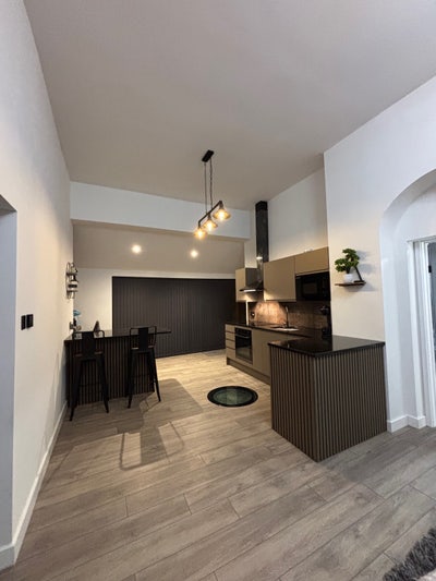 20 minute walk to south terminal, Double bedroom Main Photo