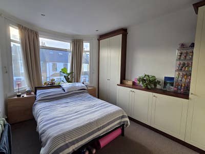 Large sunny double room with a lot of storage.  Main Photo