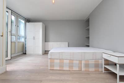 HUGE 20sqm ROOM! Private Balcony & Park Views Main Photo