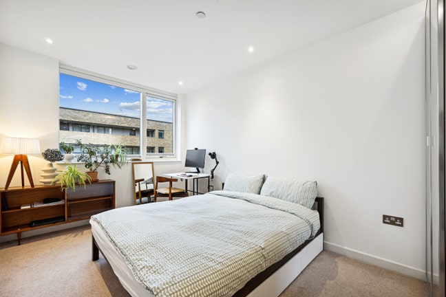 BIG double bedroom in a new built flat (E&C) Main Photo