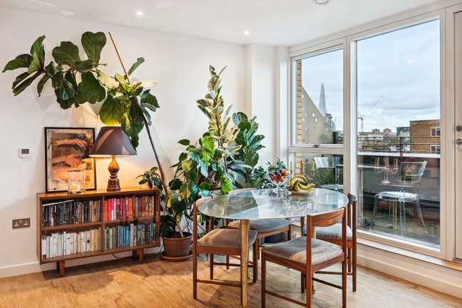 Two big double bedrooms in a new-built flat (E&C) Main Photo