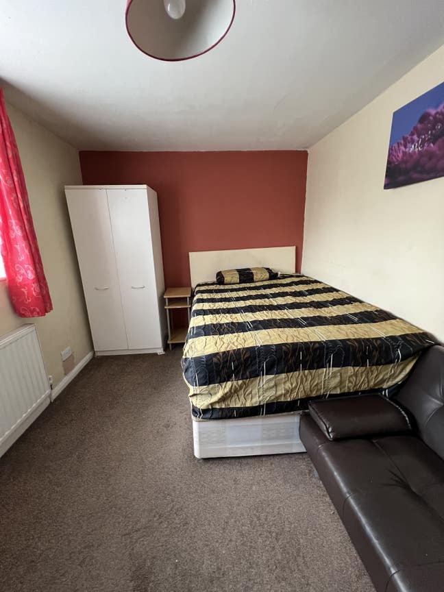King size room for rent (SLOUGH) Main Photo