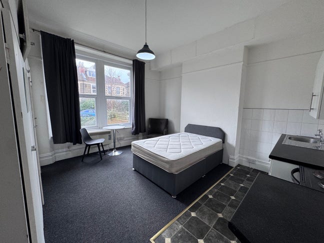 Spacious bedsit in St Andrews Main Photo