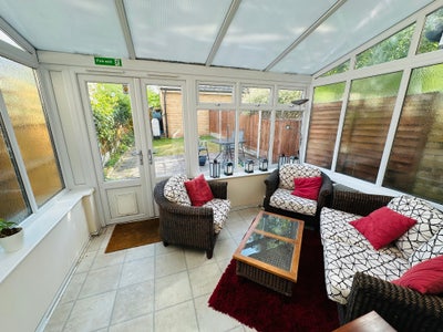 Double Bedroom in Professional House Share  Main Photo