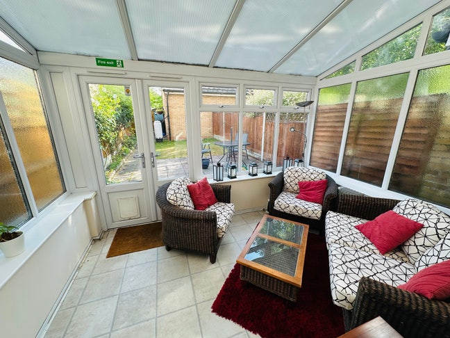 Double Bedroom in Professional House Share  Main Photo