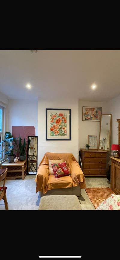 Looking for a 3rd flatmate in our all girls flat Main Photo