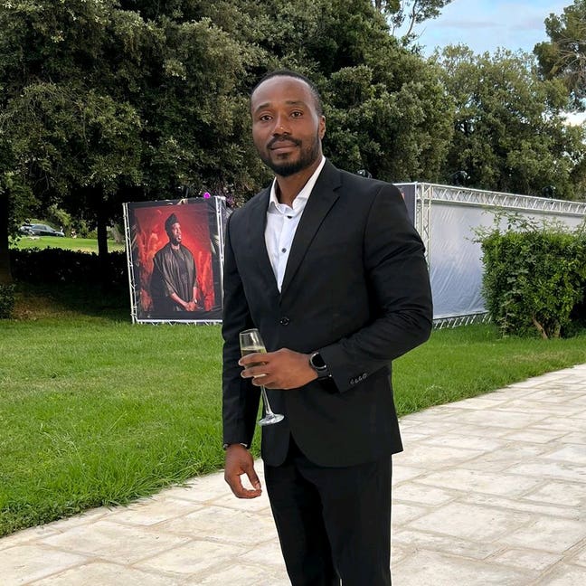 I am a professional male aged 39. I am lookin... Main Photo