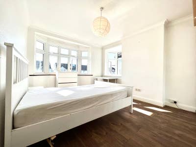 2 Stunning Rooms Available – Raynes Park/Wimbledon Main Photo