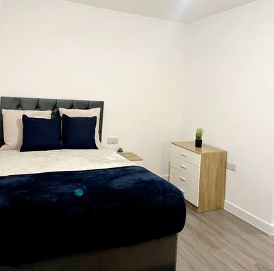 Studio Room In West Town - All Bills Included Main Photo