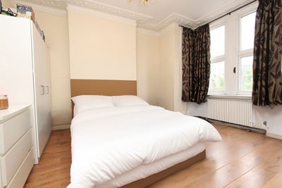 Spacious Rooms Next to Dlr  Main Photo