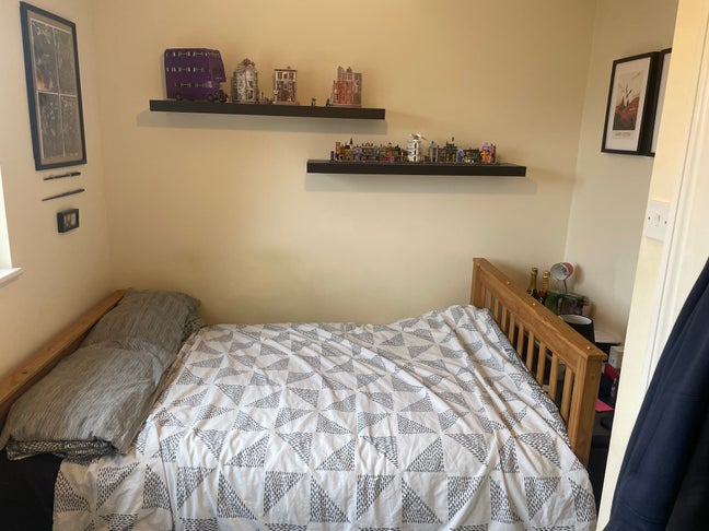 Room to rent - 2 bed home in a quiet close  Main Photo