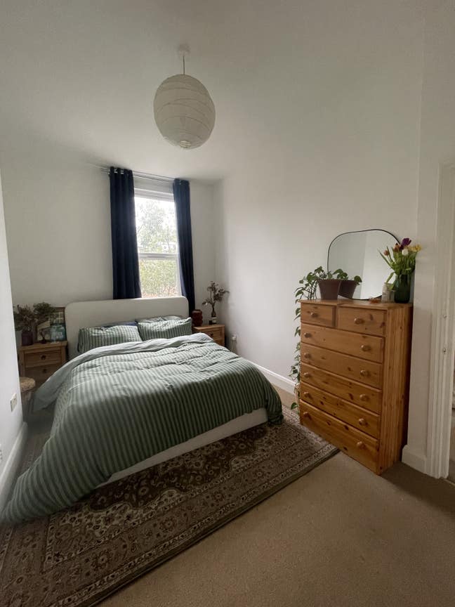 Lovely double bedroom in 2 bd/1 bath FP flat Main Photo
