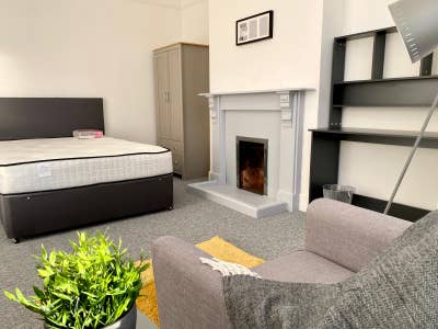 1 Room in Professional House Share Main Photo