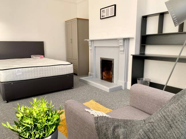 1 Room in Professional House Share Main Photo