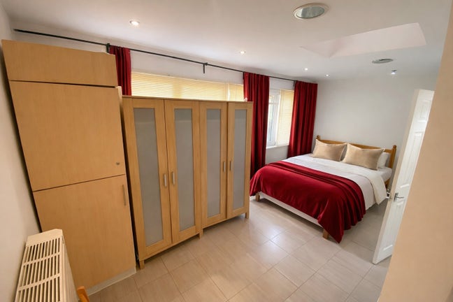 EnSuite w/ Semi Kitchen & Garden – E14🏠 Limehouse Main Photo