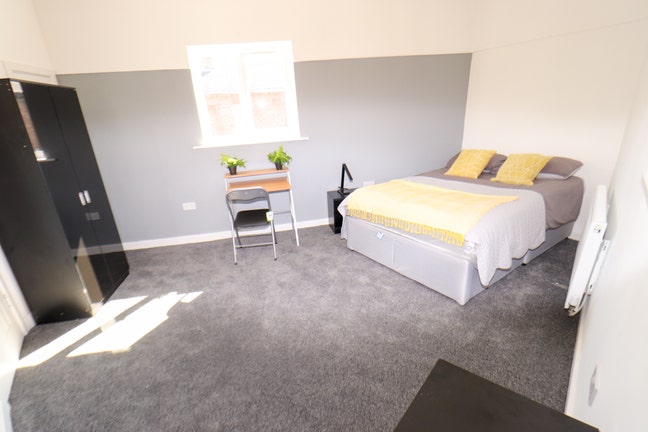 1 Large En Suite Double Room Available in L19! Main Photo