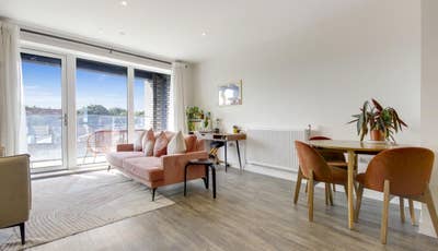 Charlton Residence – Modern 2-Bedroom Apartment Main Photo