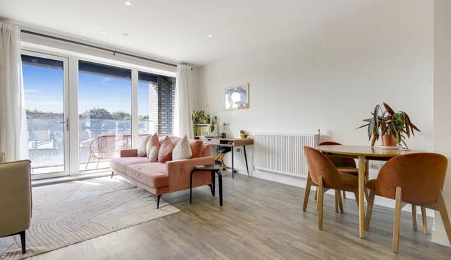 Charlton Residence – Modern 2-Bedroom Apartment Main Photo