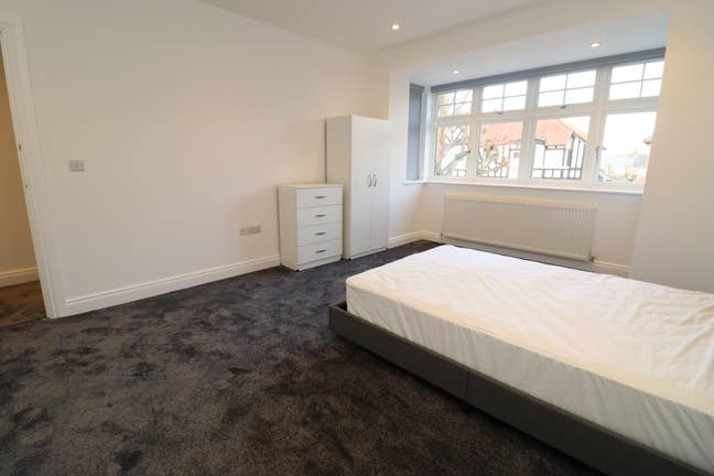 Last Change for Ensuite in Luxury House! Main Photo