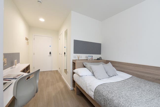 Reduced! En-Suite Silver Room &pound;171/wk Main Photo