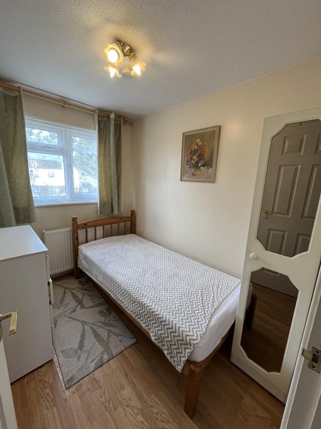 Single bedroom-room  Main Photo