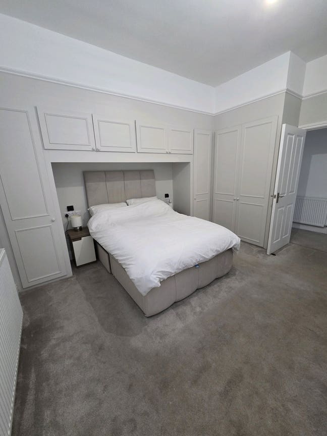 Spacious double room in beautiful garden flat Main Photo
