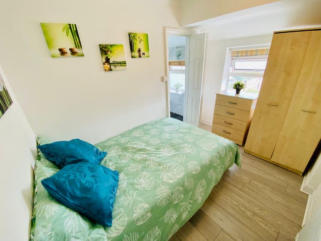 🏡 Private Ensuite (single use) in Perivale – Zone Main Photo