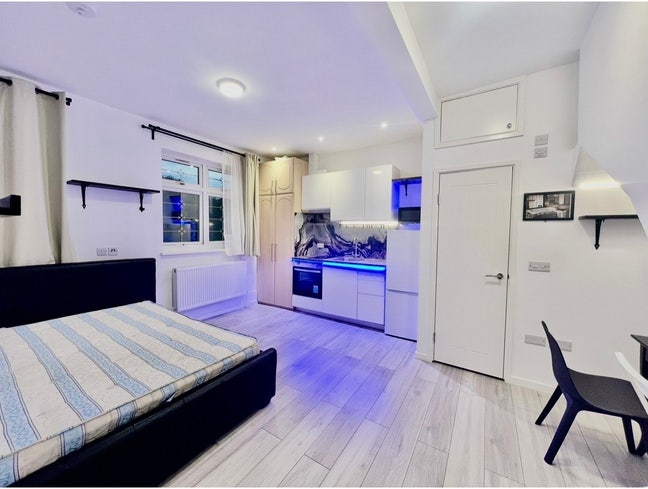 A spacious studio flat Main Photo