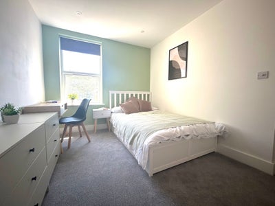 Modern Room in a Newly Refurbished House Main Photo