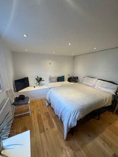 Spacious Double Room in Clapham High Street Main Photo