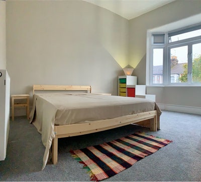 Bright double with a huge wardrobe  Main Photo