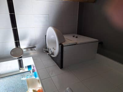 1 bedroom sharing bathroom and kitchen. Main Photo