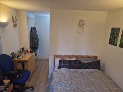 Bedroom w/ En-suite in Spacious City-Centre Flat Main Photo