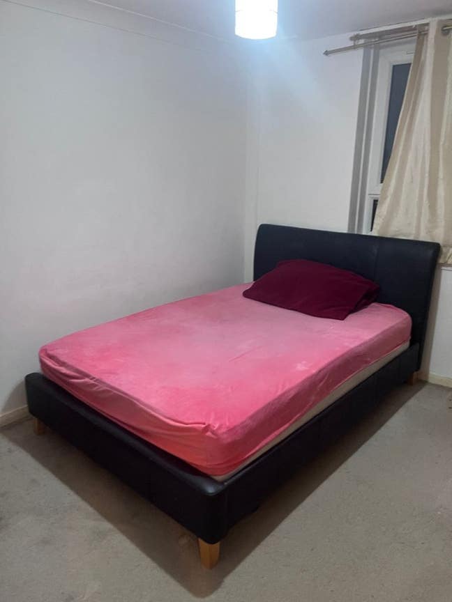 3 Bedroom Flat is available in G41 3RR Main Photo