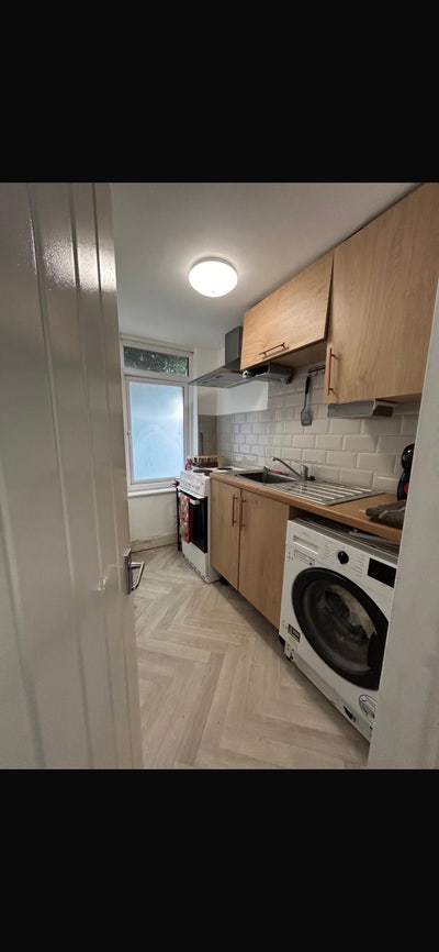 1 bed small ground floor flat - central location Main Photo