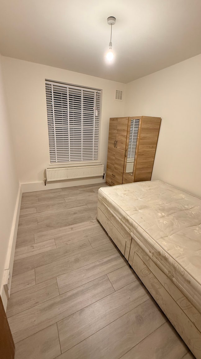 Bright Room in a Quiet Peaceful Flat - Oval Main Photo