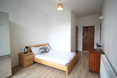 Large 1-Bed Flat Main Photo