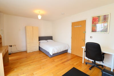 4 Beautiful Double Rooms Located in Stratford   Main Photo