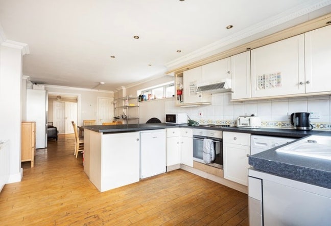 Double room in sunny Wimbledon house Main Photo