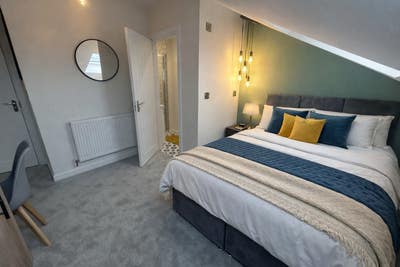 🚨Recently Refurbished Studio Next To RR🚨 Main Photo