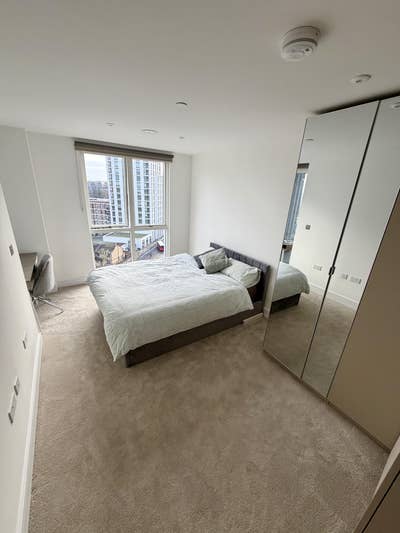 Bright, spacious master bedroom in new build flat Main Photo