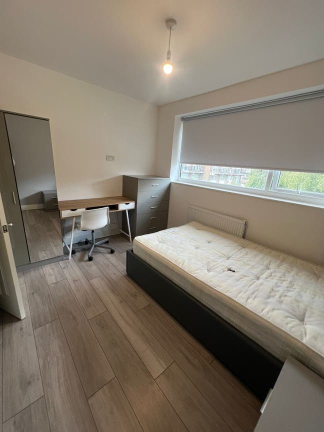 1 ENSUITE room in Canary Wharf (couple considered) Main Photo