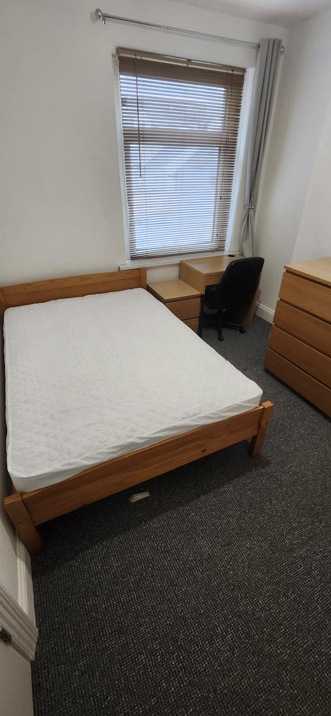 Large Double Room, Shared House - Bills Included!! Main Photo
