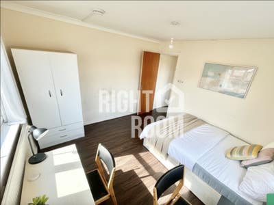 Two Rooms - Living Area - 5min to DLR ! Offer now! Main Photo