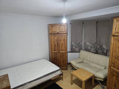 Large Double Bedroom - Greenford - Bills Included Main Photo