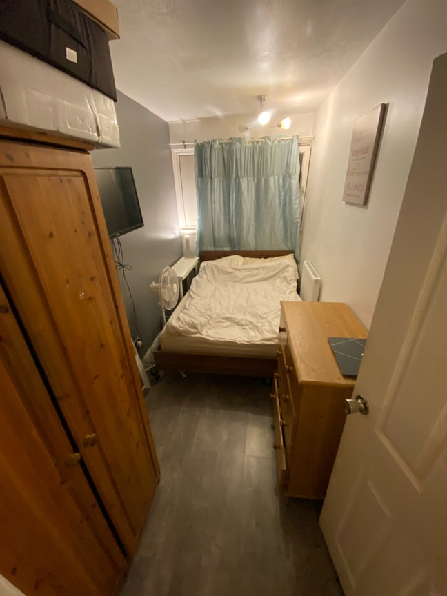 Single Room with Double Bed_Roehampton_Bills Inc Main Photo