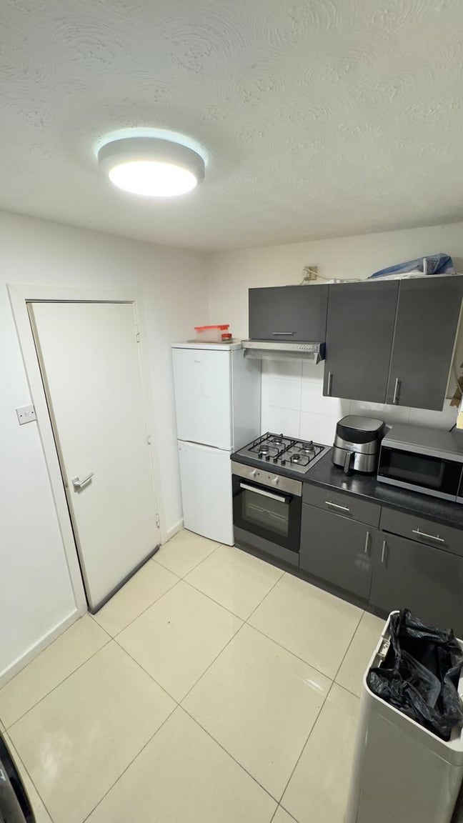 Furnished room in lu1- opp to Bedfordshire univers Main Photo